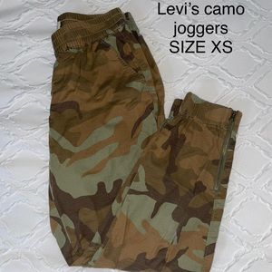 Levi’s camo joggers